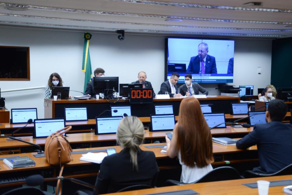 Comisso aprova PEC isentando gestores que no investiram mnimo em educao na pandemia